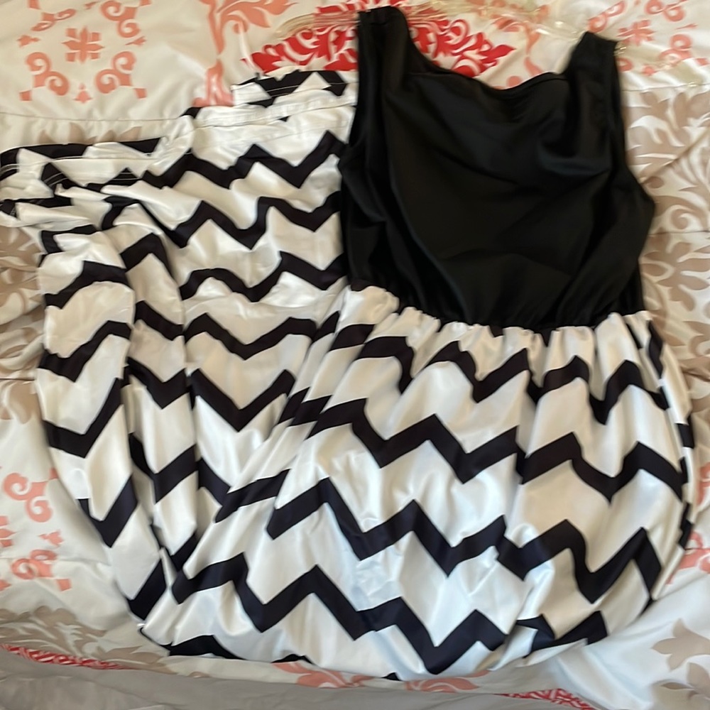 Lg black/white print sleeveless dress